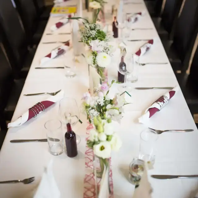 Festtafel-gedeckter-Tisch