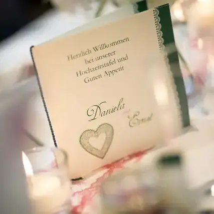 Hochzeitsmenükarten-auf-gedecktem-Tisch